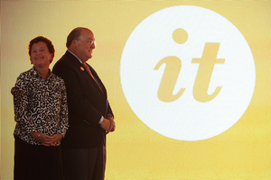 Syracuse University Chancellor Nancy Cantor (left) and Richard Thompson, chairman of the SU Board of Trustees, at The Campaign for Syracuse University event. 