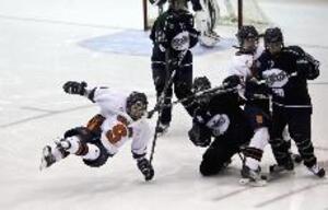  MEGAN SKELLY (LEFT) falls to the ice in Syracuse's matchup with top-ranked Mercyhurst on Saturday. The Orange staged a late comeback but could not get the win.